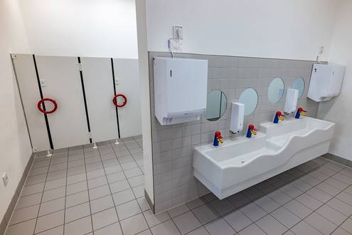 Toiletten und Waschbecken