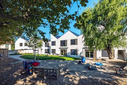 Außenbereich mit Sandkasten