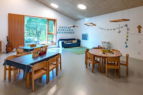 Kindergartenzimmer mit Tischen und Spielsachen